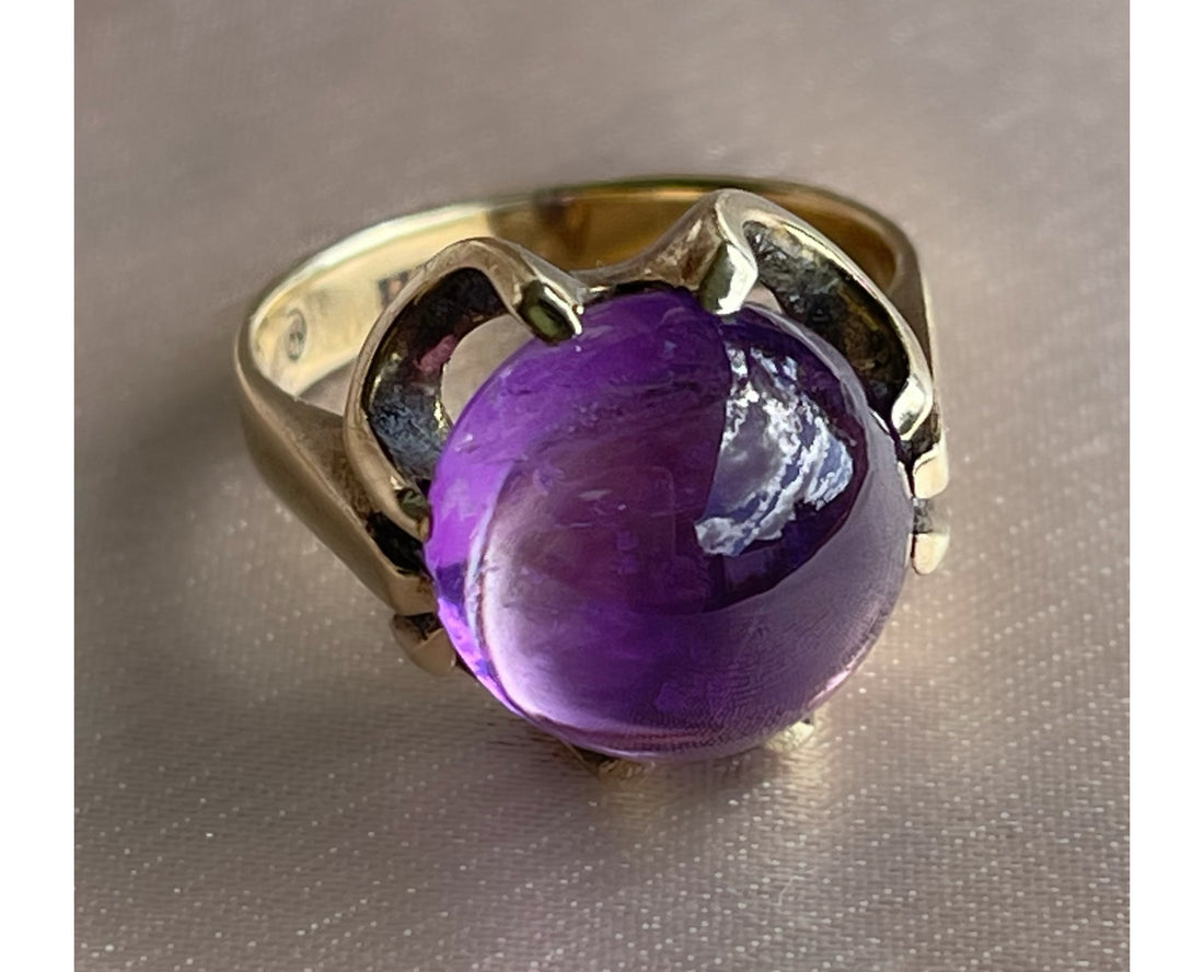 Antique belcher-set amethyst cabochon statement ring in 8k yellow gold