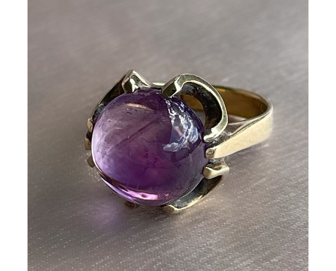 Antique belcher-set amethyst cabochon statement ring in 8k yellow gold