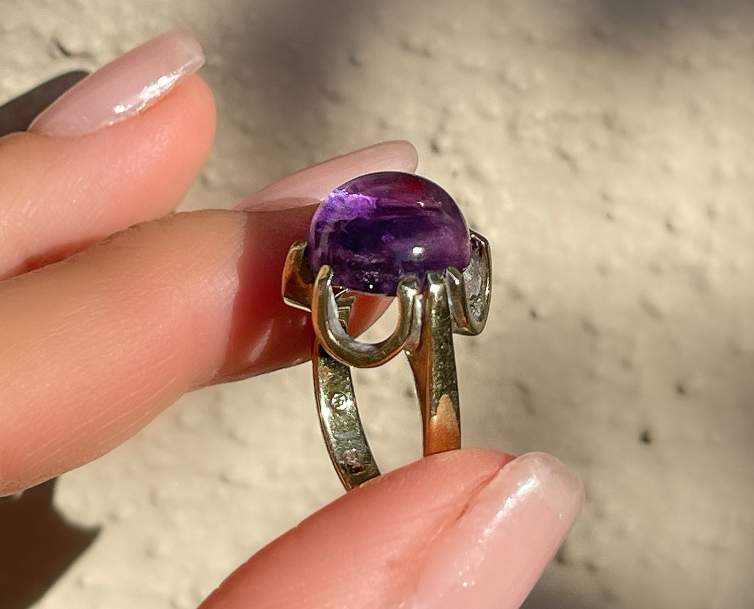 Antique belcher-set amethyst cabochon statement ring in 8k yellow gold