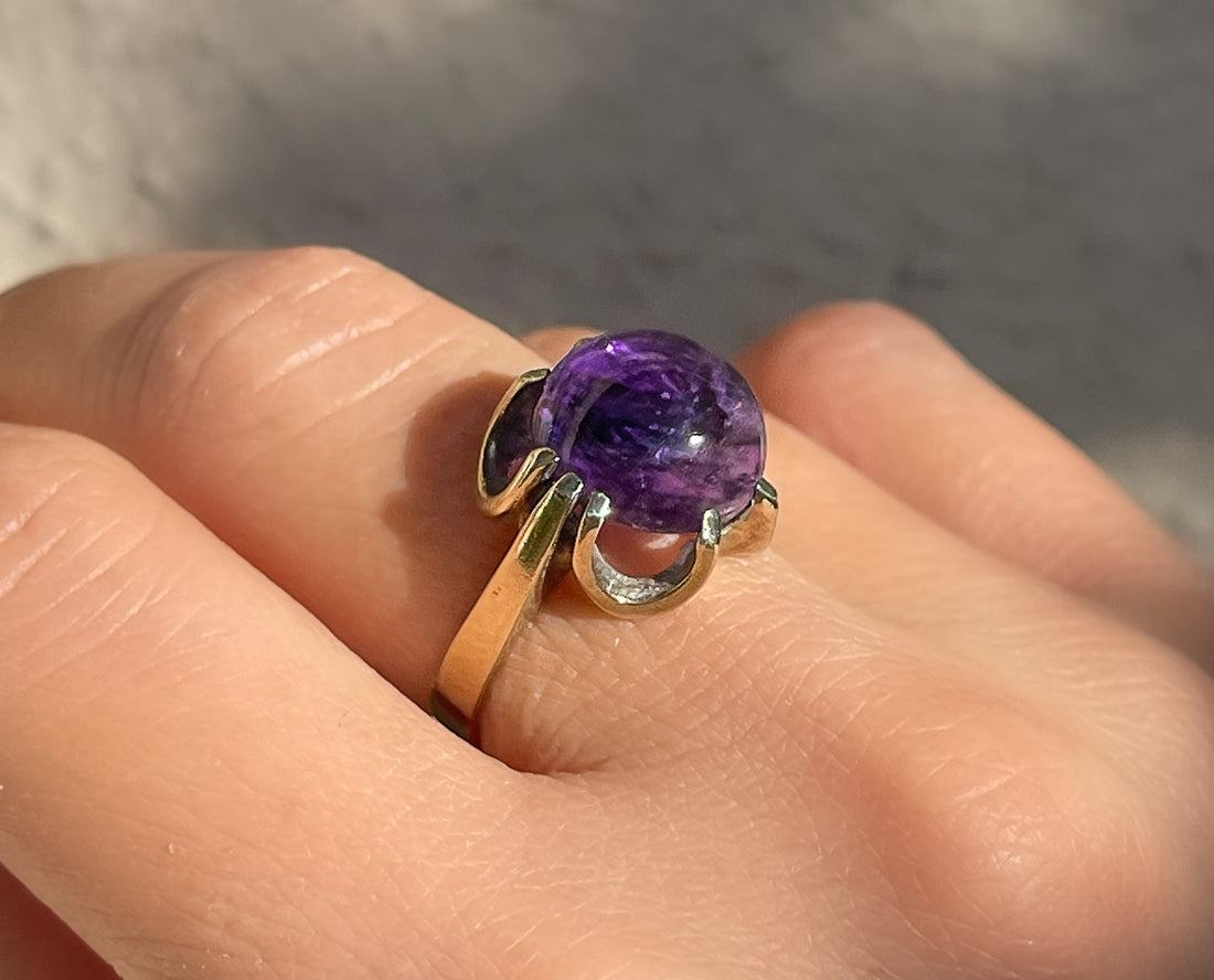 Antique belcher-set amethyst cabochon statement ring in 8k yellow gold