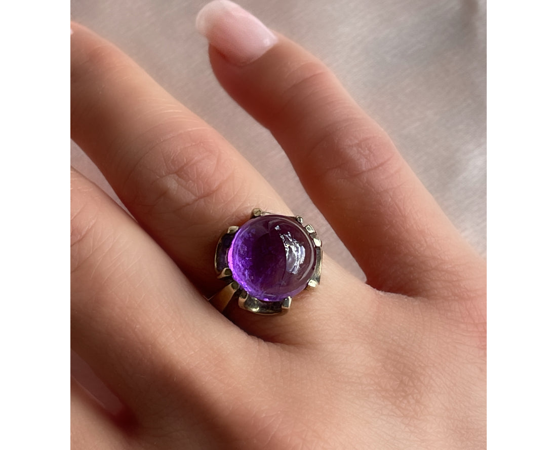 Antique belcher-set amethyst cabochon statement ring in 8k yellow gold