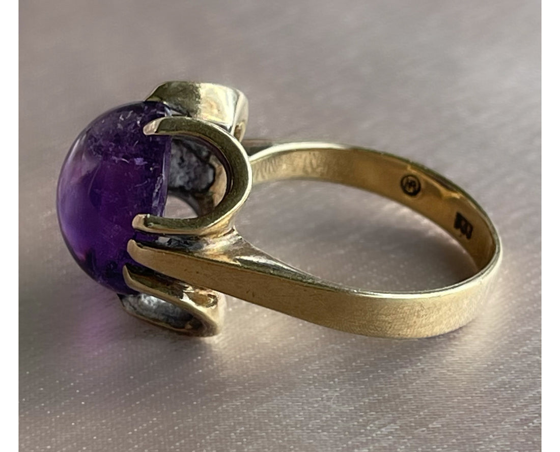 Antique belcher-set amethyst cabochon statement ring in 8k yellow gold