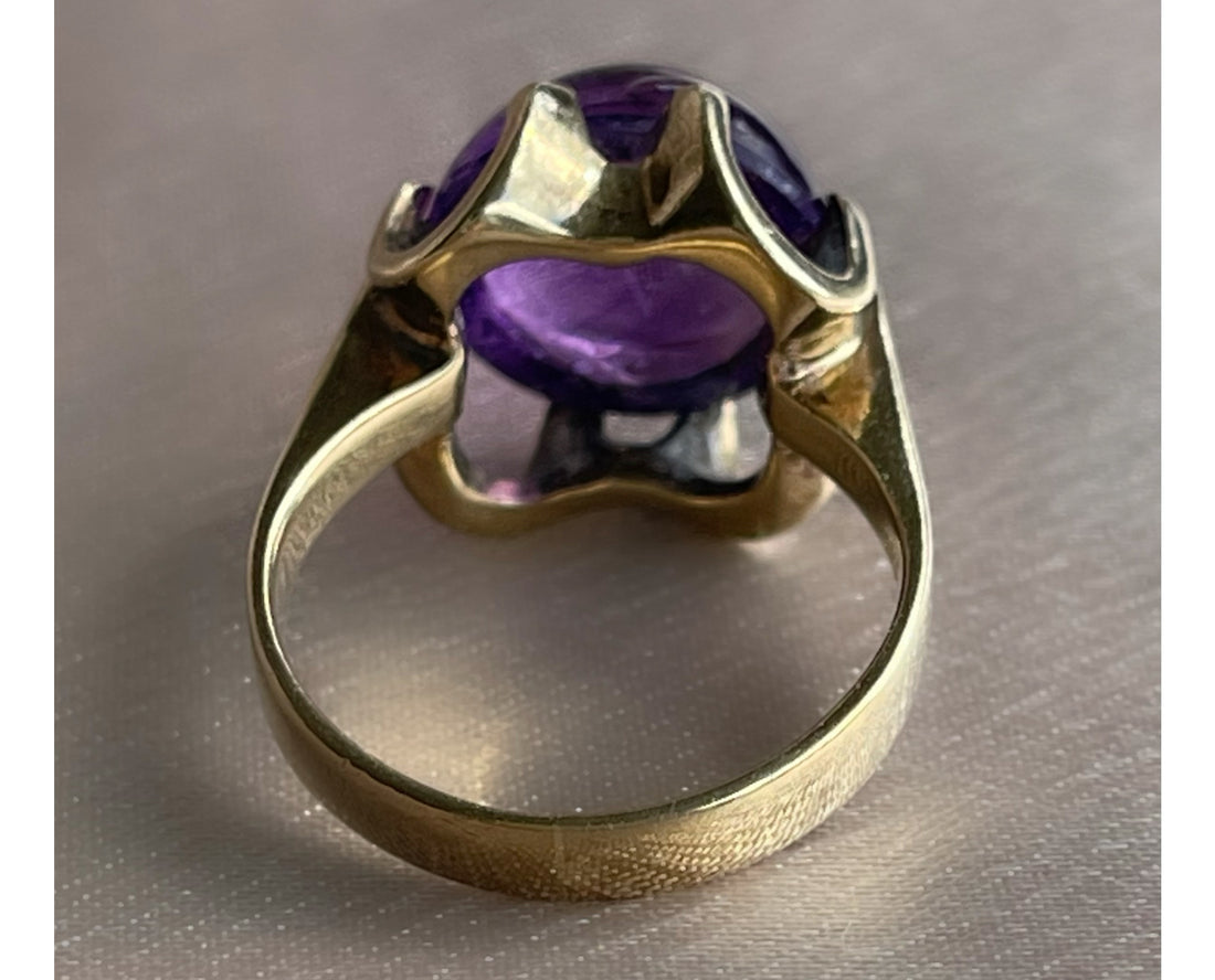 Antique belcher-set amethyst cabochon statement ring in 8k yellow gold