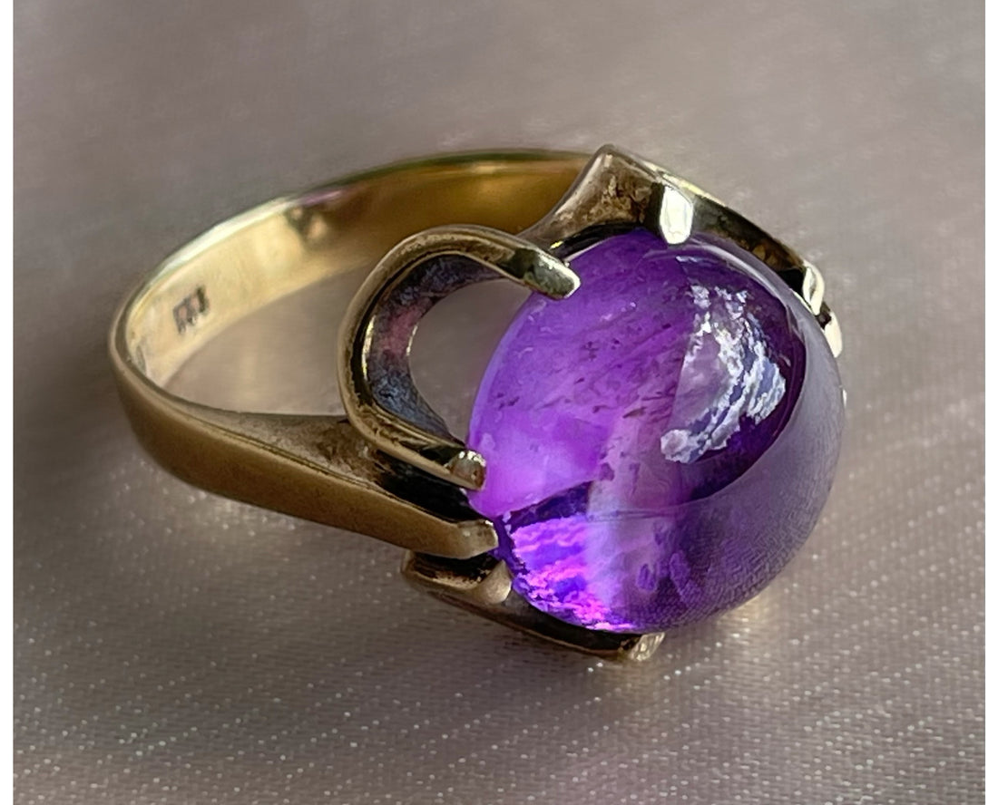 Antique belcher-set amethyst cabochon statement ring in 8k yellow gold