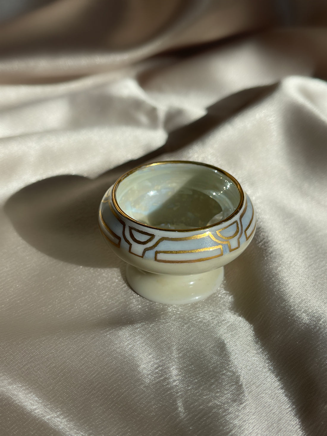 A fine porcelain Royal Austria Austrian ring dish trinket dish with a gold trim and blue detail, dating to the early 1900s, Art Nouveau